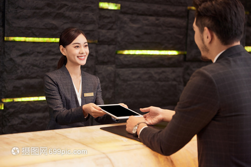 商務(wù)男性酒店服務(wù)臺(tái)辦理入住